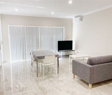 $750/w Furnished Double-Storey Townhouse in Prime Beechboro Location! - Photo 1