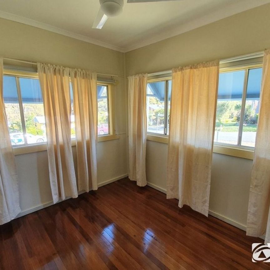 A rare find beachside cottage in Moonee - Photo 1