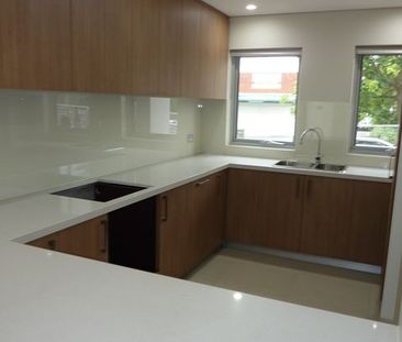 Modern 3 bedroom Townhouse in a family friendly setting - Photo 6