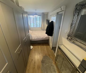 4 bedroom end of terrace house to rent - Photo 2