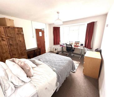 4 bedroom semi-detached house to rent - Photo 3