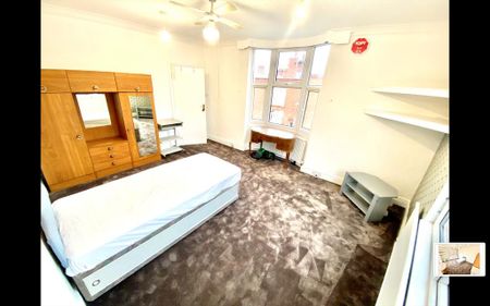 3 bedroom flat to rent - Photo 4