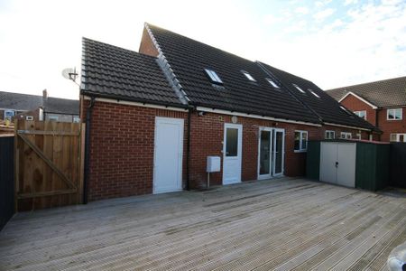 4 bedroom semi-detached house to rent - Photo 5