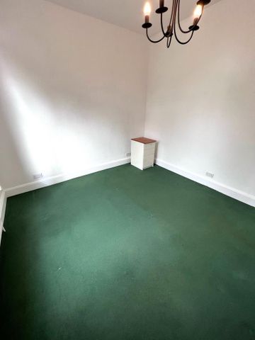 3 bedroom flat to rent - Photo 2