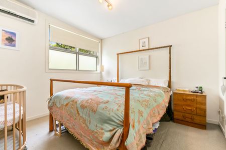 Townhouse style one bedroom apartment - Photo 4