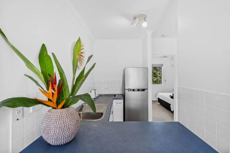 Resort style living - one bedroom fully furnished apartment - Photo 5