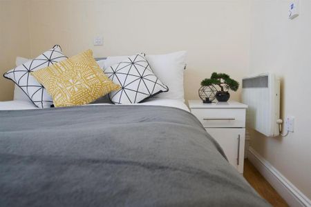 1 bedroom in a flat share to rent - Photo 5