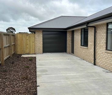 New three-bedroom home - Photo 4