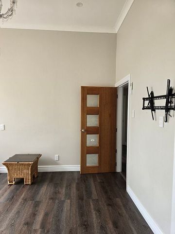 Fully Renovated 3BR House with - Deck & St Parking - Photo 2