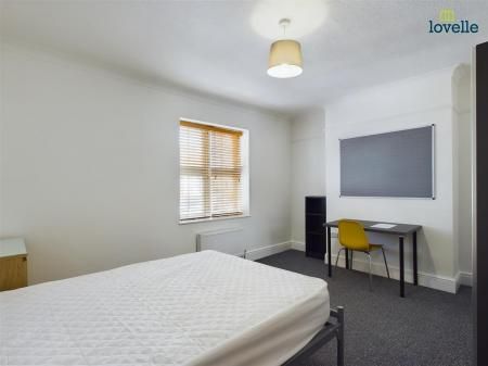 4 bedroom House To Let - Photo 5