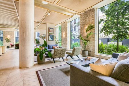 Live at Embassy Boulevard by Moda: spacious, fully furnished 2-bedroom apartments with exceptional resident amenities, flexible living spaces and a vibrant community in the heart of Nine Elms. - Photo 3