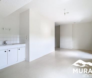 Location Appartement 2 pièces 42m² LES MARTRES DE VEYRE 63730 - Photo 2