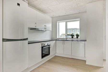 Indflytningsklart enderækkehus med udsigt over grønne arealer. - Photo 3