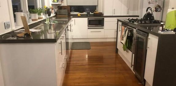 Home with additional self contained unit - Photo 2