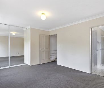 BEUTIFULLY APPOINTED MODERN 3 BEDROOM TOWNHOUSE - Photo 3