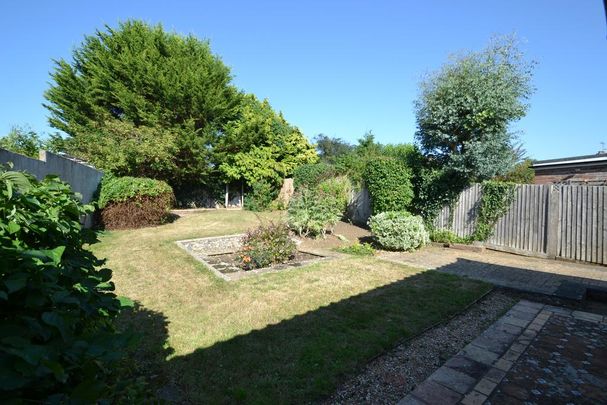 3 bedroom semi-detached bungalow to rent - Photo 1