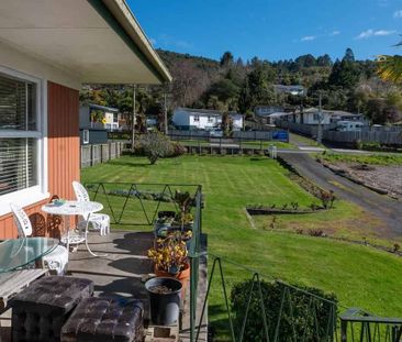 Spacious Family Home with Lake Views - Photo 4