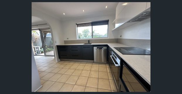 Renovated Duplex - Air Conditioned Living + Two Bedrooms - Photo 1