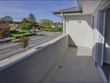 Beautiful 3 Bedroom Family Townhouse - Photo 5