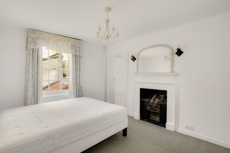 3 Bed Flat - Photo 2