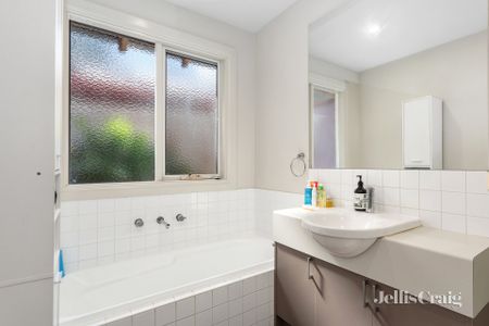 2/92 Diamond Creek Road, Greensborough - Photo 2