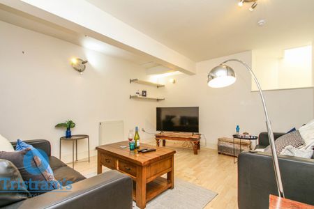 5 bed Flat for Rent - Photo 2