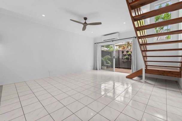 Stunning Freshwater townhouse, prime location & secure complex - Photo 1