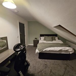 1 bedroom in a house share to rent - Photo 2