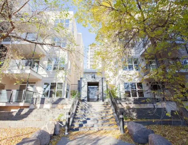 Cozy 2 bedroom condo in a safe & secure living complex in downtown Edmonton | 9828 112 St NW, Edmonton - Photo 1