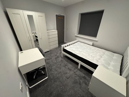 Room in a Shared House, Middle Street, SO14 - Photo 5