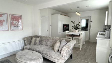 2 Bedroom Bungalow - Photo 2