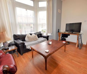 2 bedroom Flat in Flat A, Leeds - Photo 5