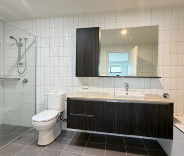 Large & Modern three bedroom Family Home! - Photo 3