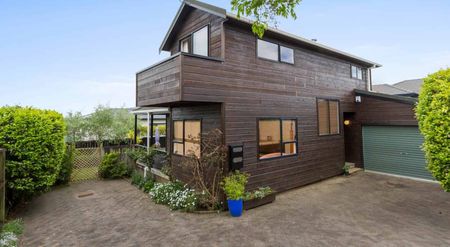 Location, Views and Private Garden! - Photo 5