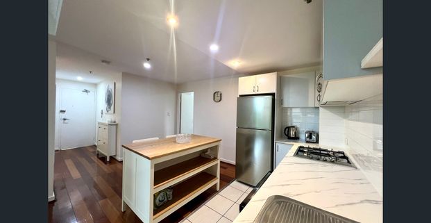 WELL PRESENTED Fully Furnished MODERN 2 BEDROOM APARTMENT - Photo 1