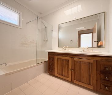 13 Ballyshannon Road, Killarney Heights NSW 2087 - House For Rent |... - Photo 1