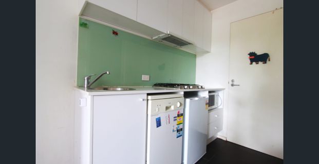 Budget student accommodation for 1 person only next to Box Hill Institute - Photo 1
