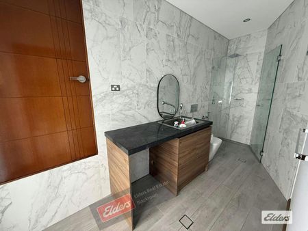 Quiet Street - Photo 5