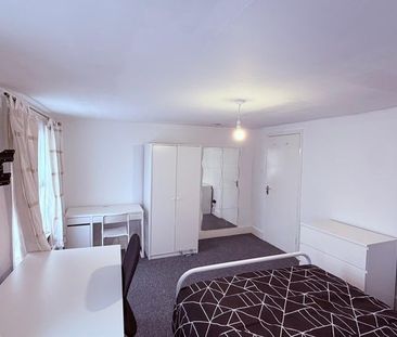 Room in a Shared House, Raynham Road, W6 - Photo 3
