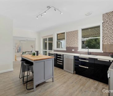 SPACIOUS AND BRIGHT 3 BEDROOM FAMILY HOME WITH 3 LIVING AREAS - Photo 4