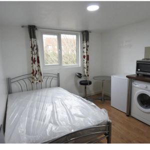 Studio to rent - Photo 2