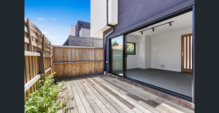 Modern 2 Bedroom Townhouse in Prime Brunswick Location - Photo 4