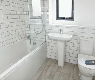 4 bedroom end of terrace house to rent - Photo 4