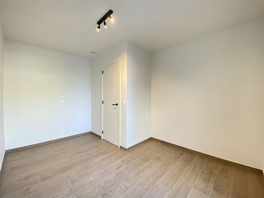 Nieuwbouwappartement met 2 slaapkamers, kelderberging en ondergrondse autostaanplaats - Photo 1