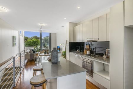 Elegant terrace-style haven with private entry - Photo 4