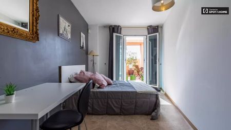 Single Bed in Room in a shared 7-bedroom apartment for rent in Mestalla perfect for professionals or students - Photo 4