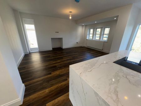 4 bedroom semi-detached house to rent - Photo 2