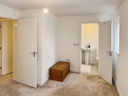 3 bedroom House To Let Total Size: 851 SQ FT - Photo 3