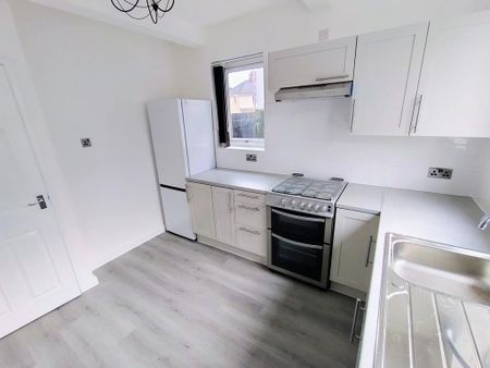 2 bedroom semi-detached house to rent - Photo 4