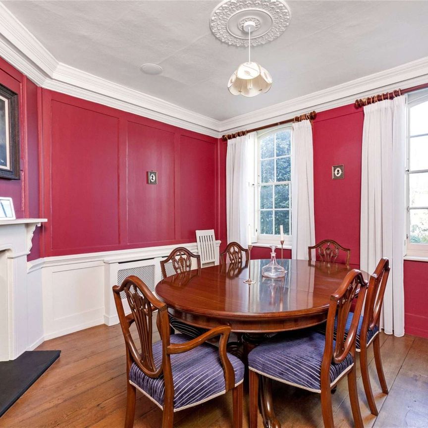 A bright and spacious five bedroom family home near Richmond Green - Photo 1
